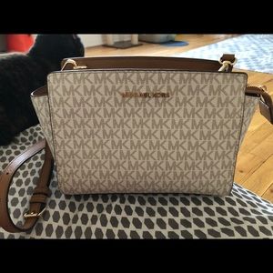 Michael Kors Selma signature Md Messenger Bag. SOLD